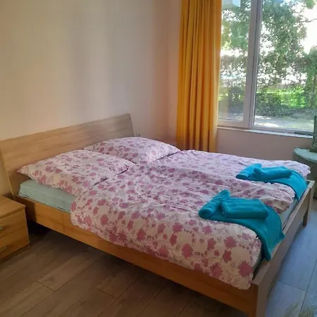 Yassen Close To Sea And ساني بيتش