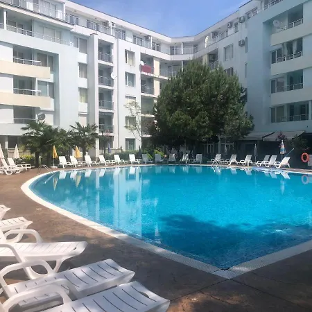 Yassen Close To Sea And * ساني بيتش