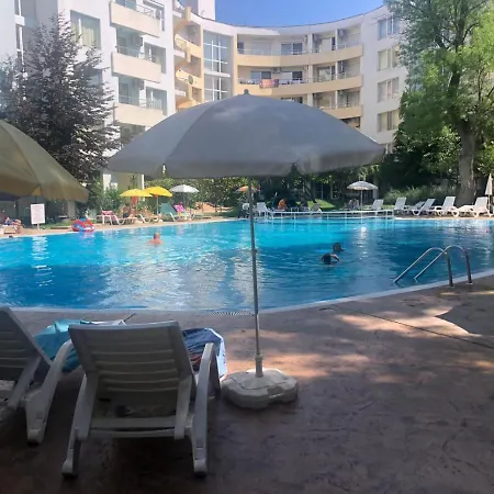 Yassen Close To Sea And ساني بيتش
